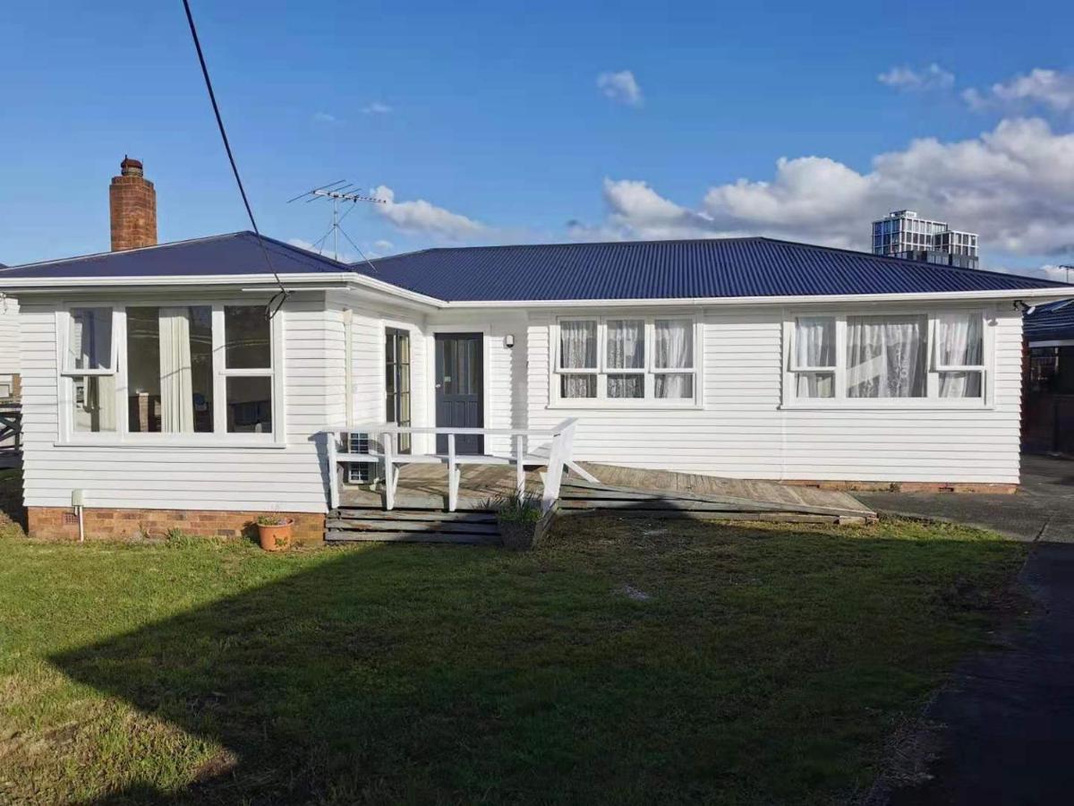 Villa White Weather Board House Auckland